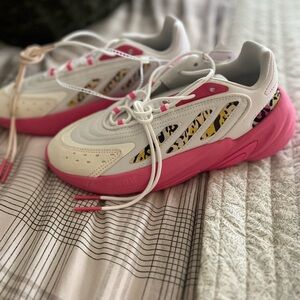 Adidas white and pink trainers. OZELIA J size 5 women’s .